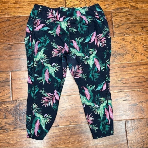 Performance Core Crop Active Legging With Side Pockets - Picture 2 of 5